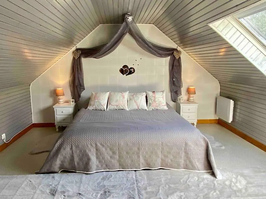 Holiday home Gite Breizh Piscine Ou Jacuzzi Saint-Evarzec